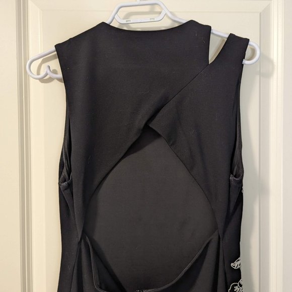 Black dress with embroidery - Picture 7 of 9